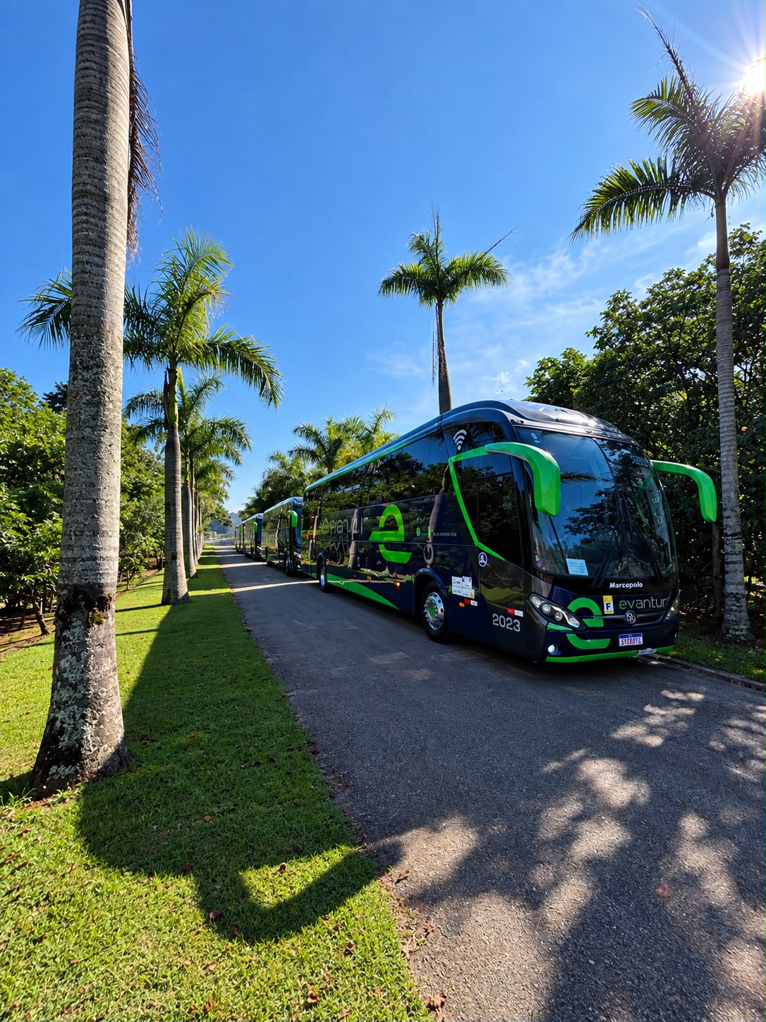 Ônibus da Transevantur pronto para receber um grupo de passageiros